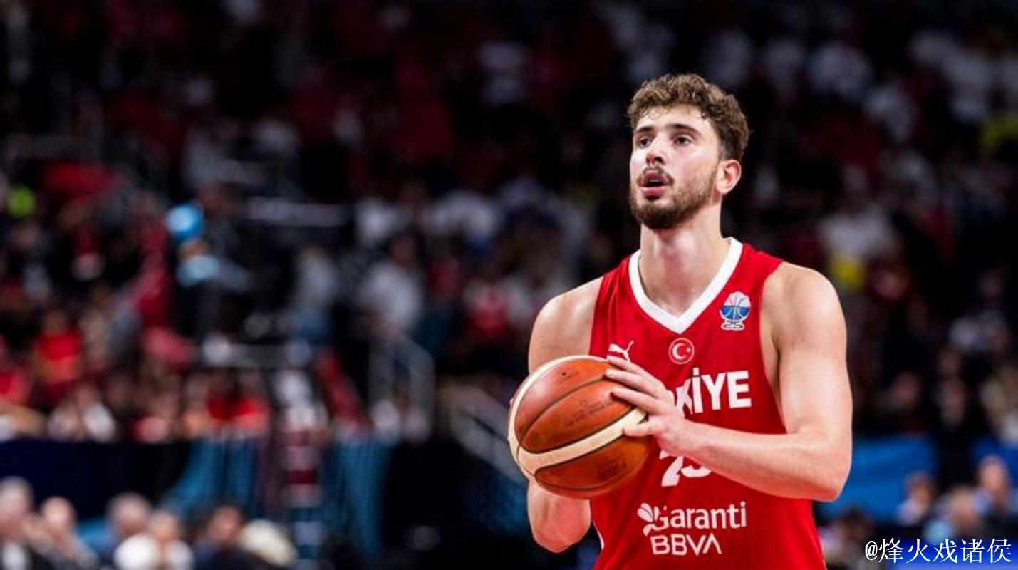 申京上半场10投6中,得到14分3篮板5助攻1抢断1封盖 申京上半场10投6中,得到14分3篮板5助攻1抢断1封盖