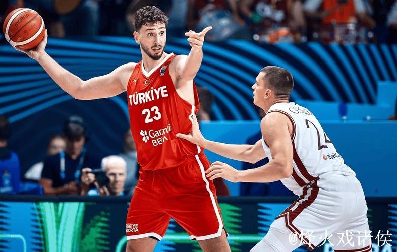 申京上半场10投6中,得到14分3篮板5助攻1抢断1封盖 申京上半场10投6中,得到14分3篮板5助攻1抢断1封盖